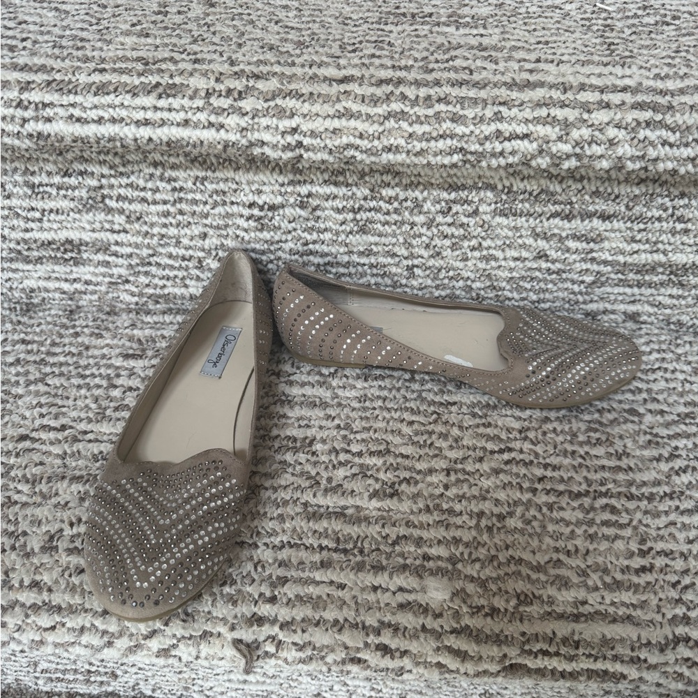 Olsenboye women’s beige studded flat shoes
